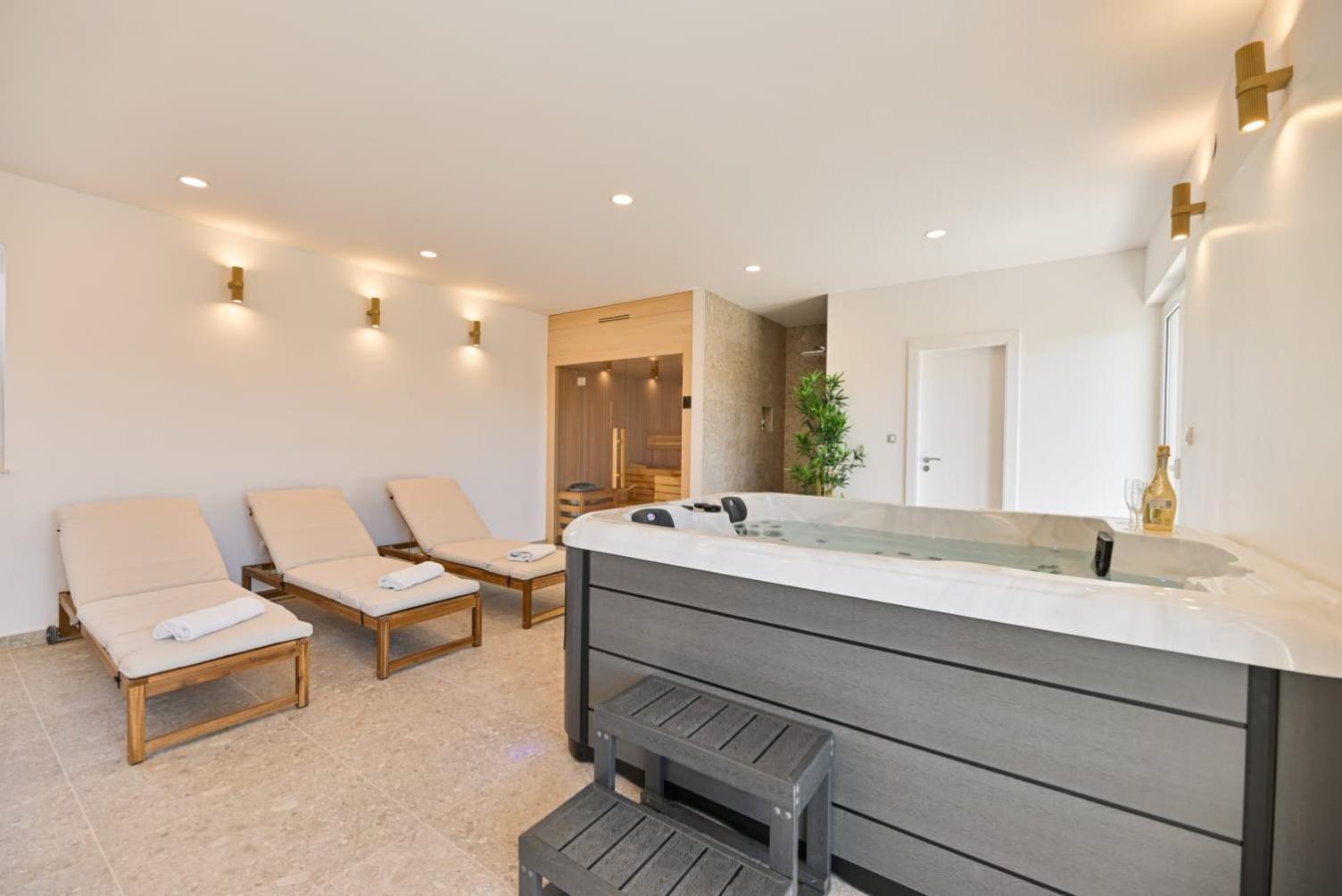 Villa Rozana - Beachfront Wellness Retreat Seget Vranjica Exterior foto