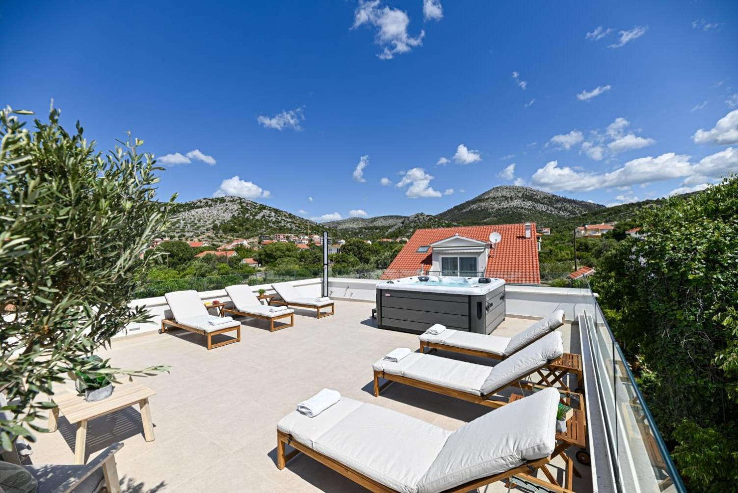 Villa Rozana - Beachfront Wellness Retreat Seget Vranjica Exterior foto