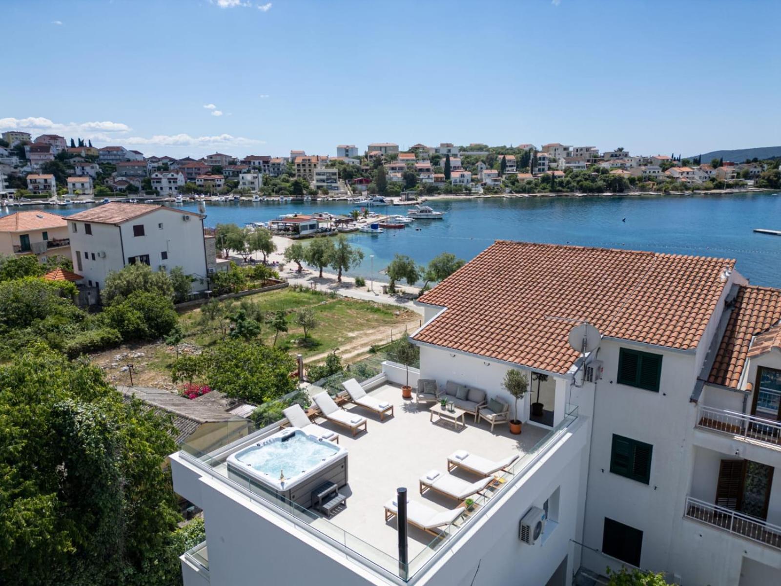 Villa Rozana - Beachfront Wellness Retreat Seget Vranjica Exterior foto